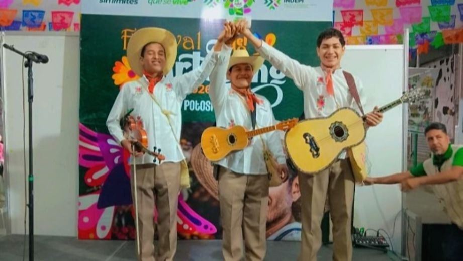 Trío Alma Vallense cautiva en la Feria Nacional de la Enchilada 2026 con son huasteco