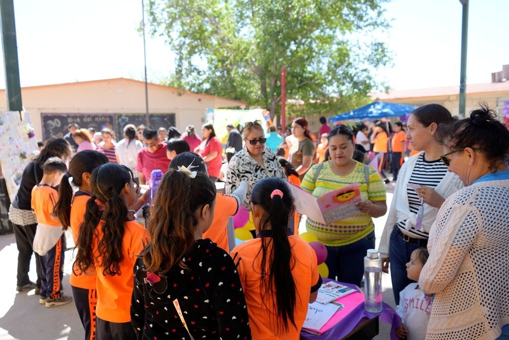 Estudiantes de primaria en Ciudad Juárez presentan cuentos en Kermes Literaria por el Día del Libro