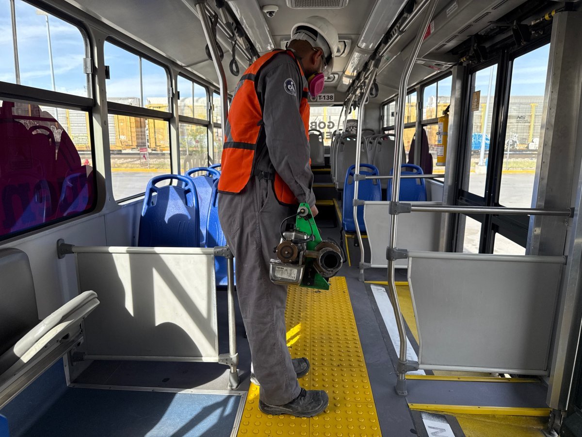 JuárezBus realiza fumigación y sanitización en unidades para reforzar higiene