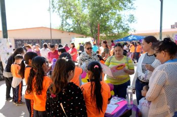 Estudiantes de primaria en Ciudad Juárez presentan cuentos en Kermes Literaria por el Día del Libro