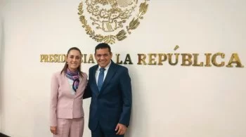 Gobernador de Tabasco entrega tarjetas de pensiones a adultos mayores y mujeres en Cárdenas