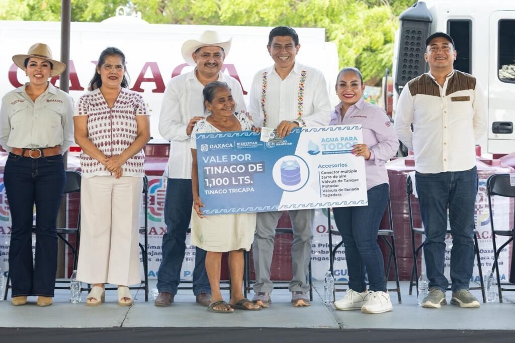 Gobierno de Oaxaca entrega tinacos a 500 familias en San Pedro Pochutla; suman mil beneficiadas