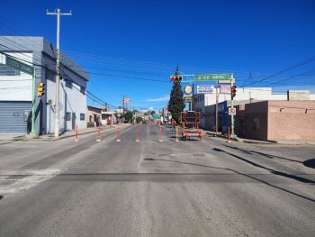 Cierran carril en avenida Homero por obra de alcantarillado en Chihuahua