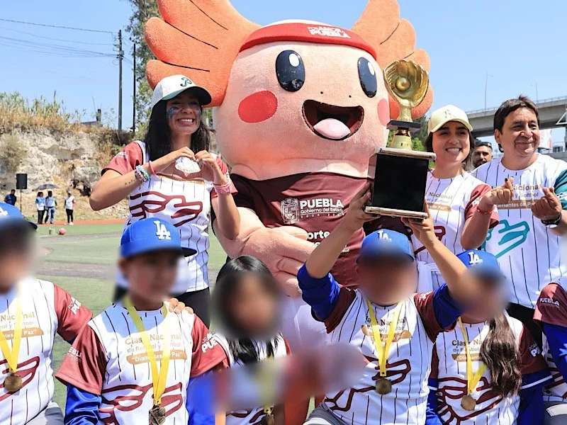 Puebla se une a 'Diamantes de Paz': clase masiva de béisbol y sóftbol impulsa bienestar social