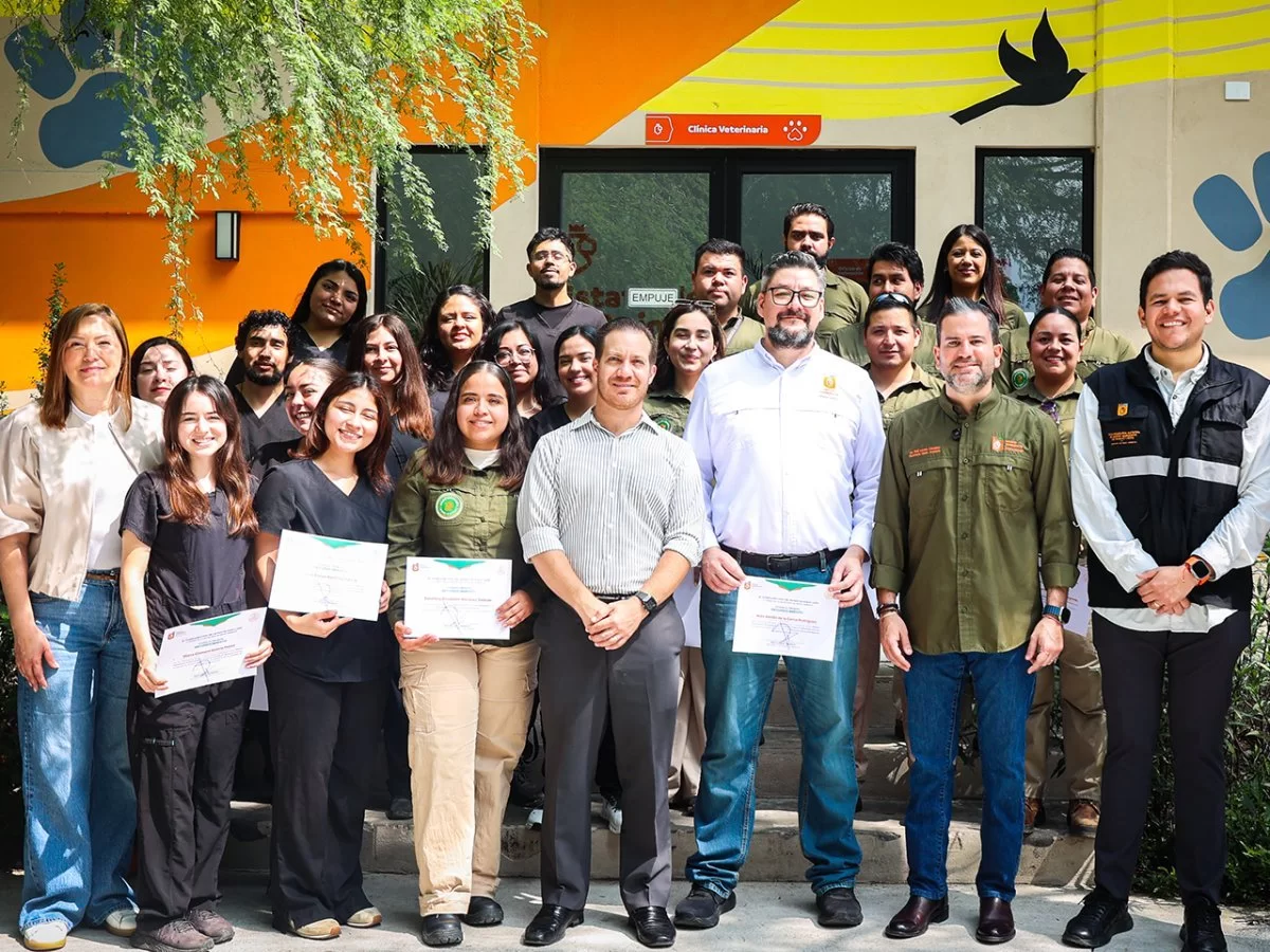 Secretaría de Medio Ambiente reconoce a médicos veterinarios del CEAA en su día