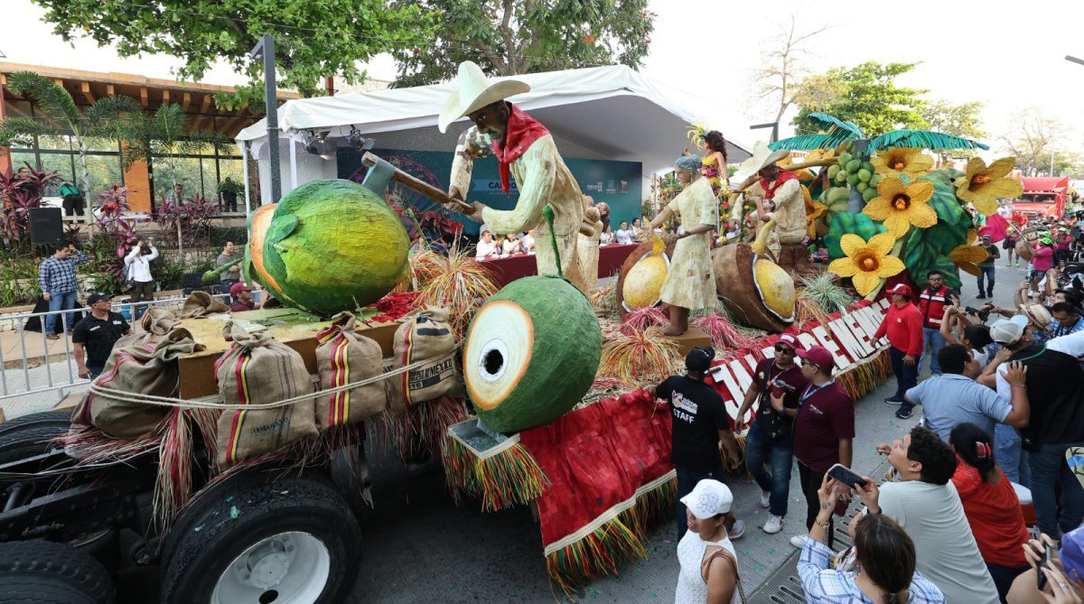 Miles de tabasqueños disfrutan del desfile de Flor Tabasco 2026 en Villahermosa