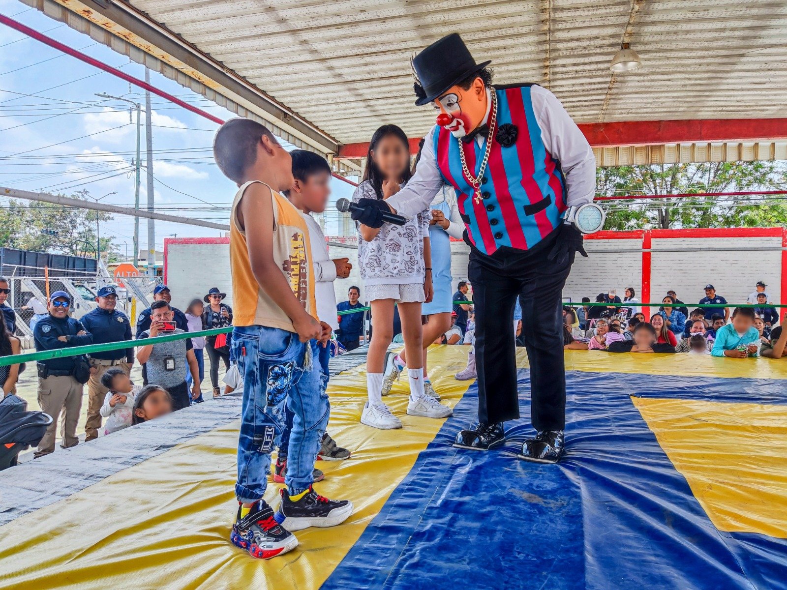 Policía Auxiliar de Puebla festeja a hijas e hijos de su personal con lucha libre y actividades