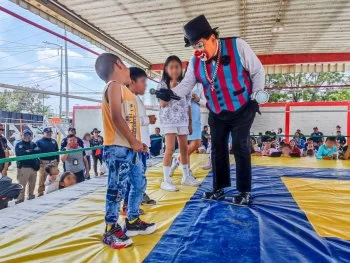 Policía Auxiliar de Puebla festeja a hijas e hijos de su personal con lucha libre y actividades