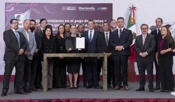 Sheinbaum firma acuerdo con bancos para reducir comisiones en pago de gasolinas