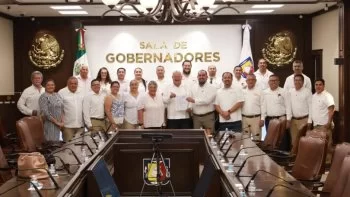 Castro Cosío recibe pliego petitorio del SNTE en BCS; promete respuestas claras