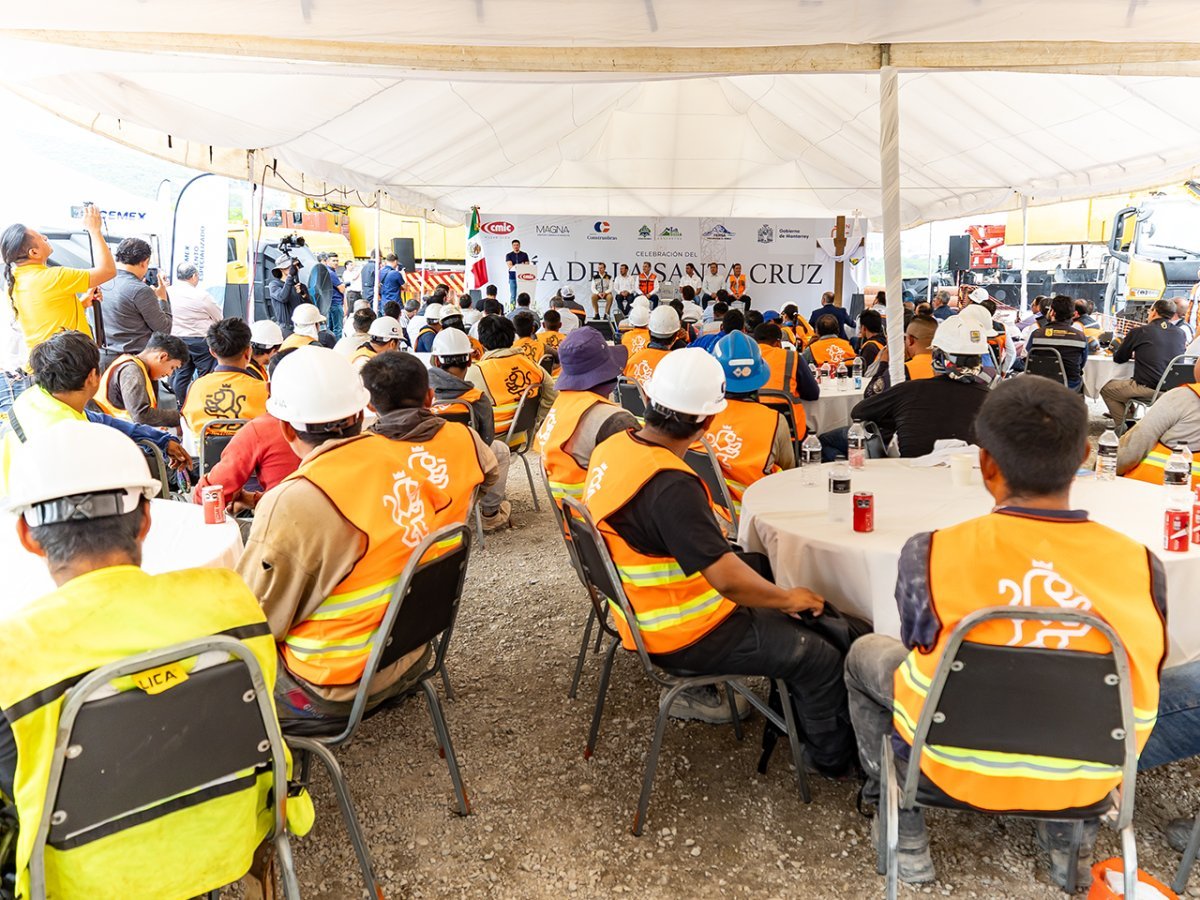 Gobernador de Nuevo León reconoce a trabajadores de la construcción en celebración de la Santa Cruz