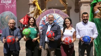 Gobernador inaugura exposición escultórica en Morelia por el Día de la Niñez
