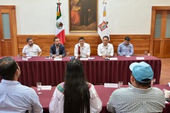 Gobernador de Oaxaca recibe pliego petitorio de la Sección XXII del SNTE y reitera diálogo