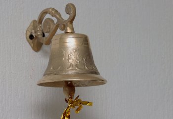 Seis niños tocan la campana de la victoria contra el cáncer en el ISSSTEP Puebla