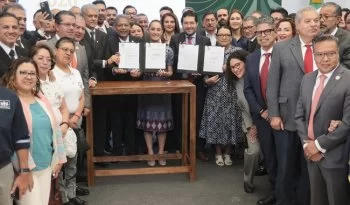 Sheinbaum anuncia acuerdo salarial y firma jornada de 40 horas en el Día del Trabajo