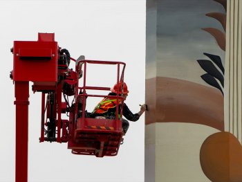 Gobierno de Nuevo León devela mural 'Organismo Vertical' de FUSCA como parte de Trazos Mundialistas rumbo al Mundial 2026