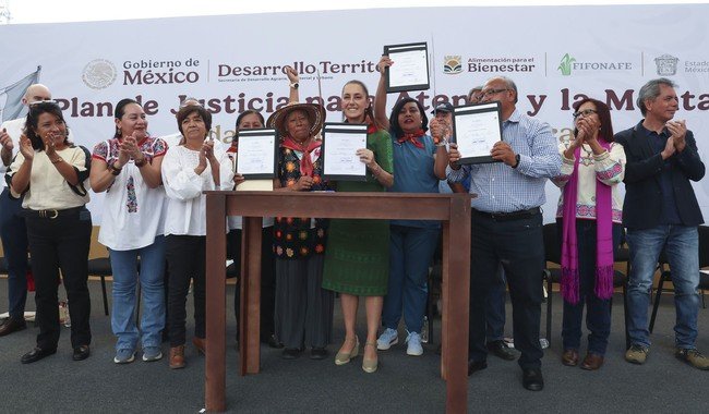 Sheinbaum restituye 54.5 hectáreas a Atenco y promete que nunca más habrá represión