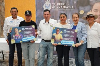 Con apoyo de 7 mil pesos, maestra de Atarjea se reinventa como maquillista profesional
