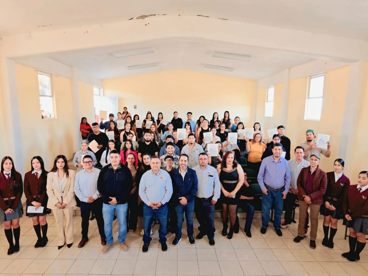 Cecytez entrega títulos a egresados de Minería y Diseño Gráfico en El Saucito