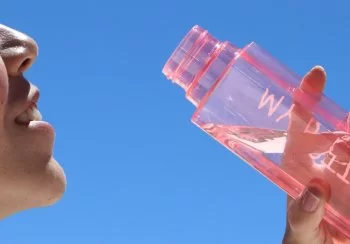 Altas temperaturas: SSZ recomienda hidratarse con agua simple y evitar bebidas azucaradas