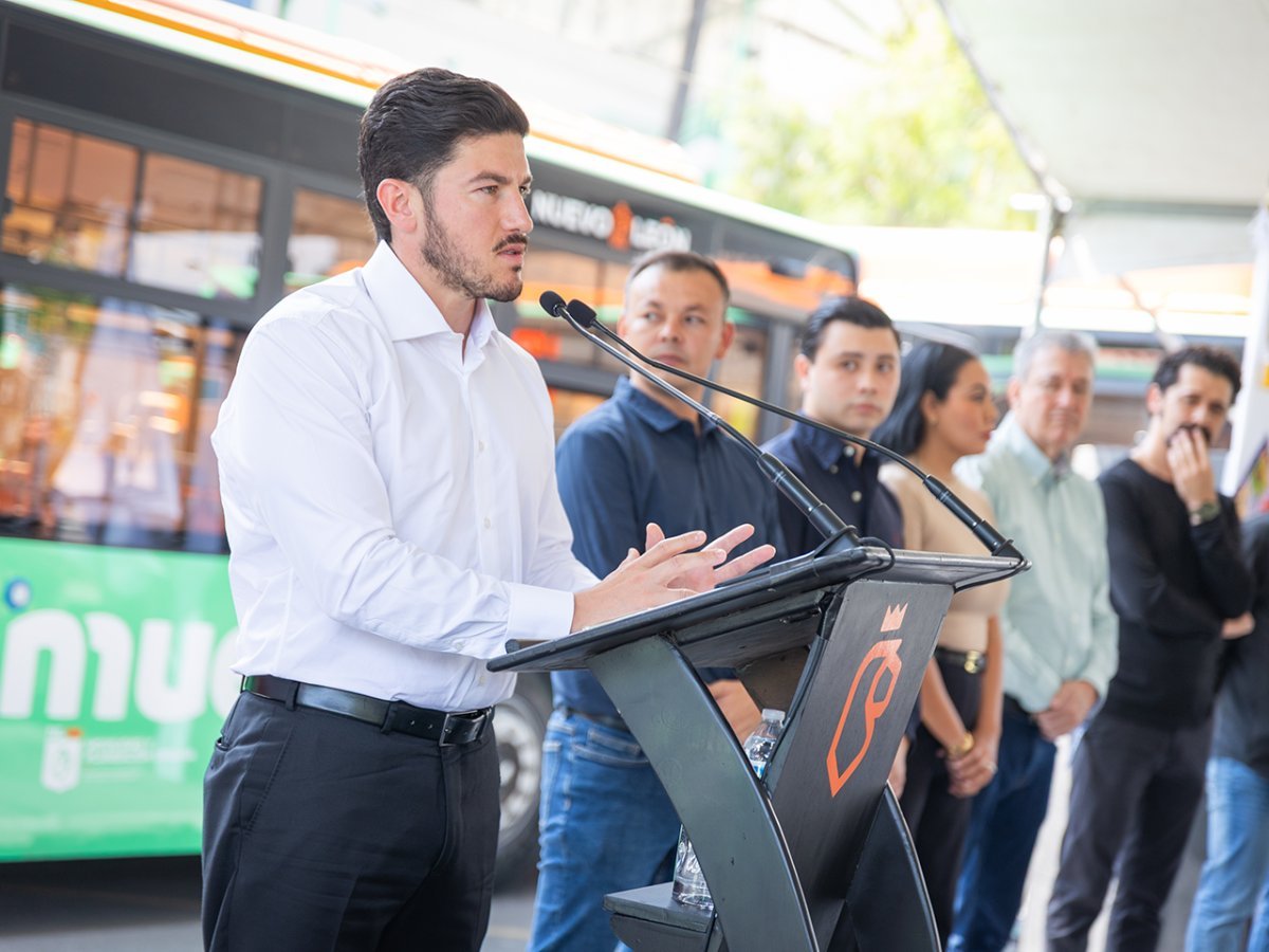 Gobierno de Nuevo León entrega 21 nuevos camiones para rutas 198 y 109 en Monterrey