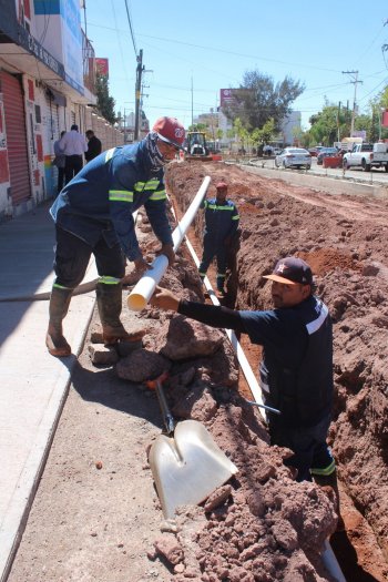 JIAPAZ instala red de agua potable en Avenida García Salinas de Guadalupe