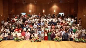 Gobierno de BCS entrega 120 plazas a trabajadores de apoyo educativo en La Paz