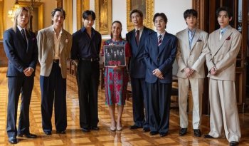 Sheinbaum recibe a BTS en Palacio Nacional; 50 mil fans abarrotan el Zócalo