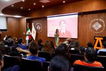 Gaby Sánchez inspira a universitarios con ponencia sobre deporte y superación en Puebla
