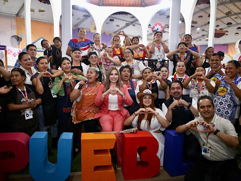 Ceci Arellano cierra Feria de Puebla 2026 con entrega de rosas y juguetes a madres y niños