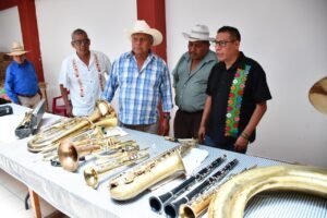 Gobierno de Guerrero entrega instrumentos musicales reparados a comunidad indígena de la Montaña
