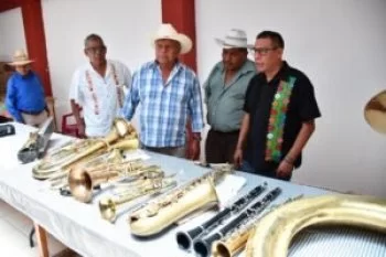 Gobierno de Guerrero entrega instrumentos musicales reparados a comunidad indígena de la Montaña