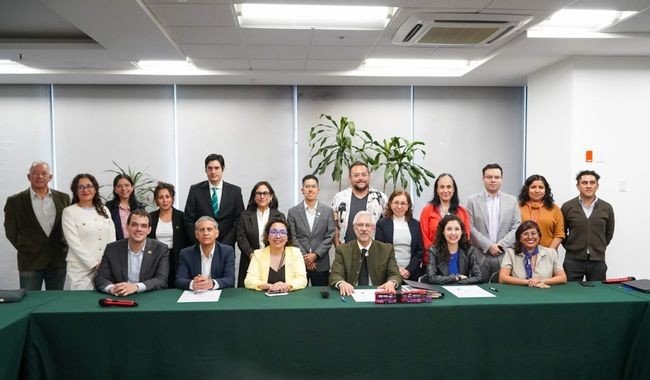 Semarnat firma acuerdo con Alianza ZEBRA para acelerar movilidad eléctrica en México