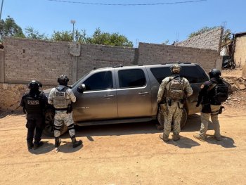 Aseguran arsenal, equipo táctico y camioneta robada en Comonfort, Guanajuato