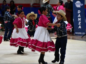 Estudiantes de Chihuahua brillan en concursos regionales de canto y danza