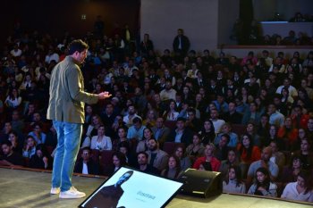 Gobierno de Zacatecas celebra a estudiantes con conferencia de ‘Oso Trava’
