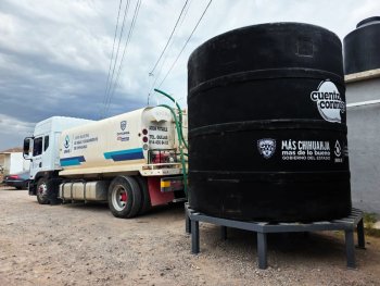 JMAS instala 5 tinacos de 10 mil litros en colonia UP de Chihuahua para mitigar falta de agua