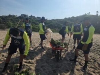 Marina rescata ave fragata y recolecta 3 toneladas de basura en limpieza de playas en Acapulco