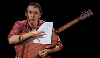 Nada extraordinario: unipersonal explora la ansiedad y el fracaso en el Foro La Gruta