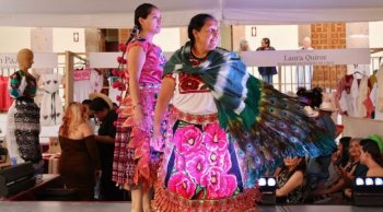 Pasarela de trajes tradicionales impulsa economía artesanal en Michoacán