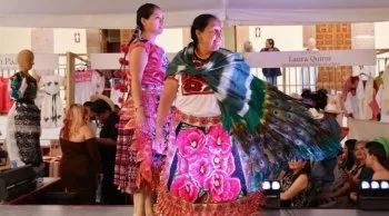 Pasarela de trajes tradicionales impulsa economía artesanal en Michoacán