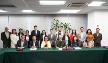 Semarnat firma acuerdo con Alianza ZEBRA para acelerar movilidad eléctrica en México