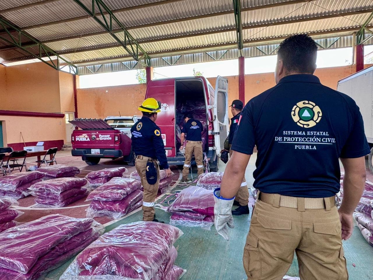 Gobierno de Puebla entrega apoyos a 52 familias afectadas por granizada en Ixtacamaxtitlán