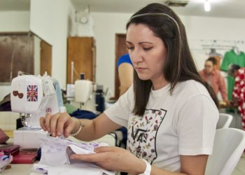 Taller de corte y confección fortalece economía de jefas de familia en Chihuahua