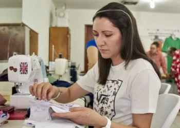 Taller de corte y confección fortalece economía de jefas de familia en Chihuahua