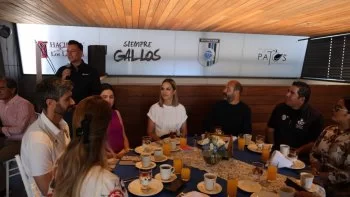 Car Herrera de Kuri impulsa el deporte infantil con convivencia de Gallos Blancos y niños de CAS