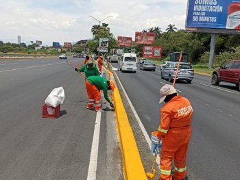 FIDEURB refuerza limpieza y bacheo en Monterrey con brigadas integrales rumbo al Mundial 2026