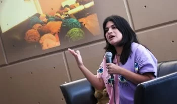 Olivia Arreguín transforma la espera fronteriza en arte textil en el Cecut