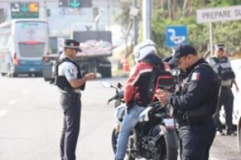 Operativo Acamoto en Autopista del Sol: revisan a motociclistas en Guerrero