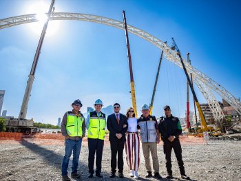Samuel García supervisa avance del Puente 'Nuevo', el peatonal más grande sobre el Río Santa Catarina